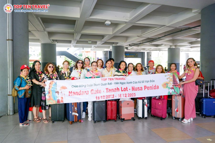 Đoàn khách Top Ten Travel tham quan và chụp ảnh check in trong tour du lịch Bali 