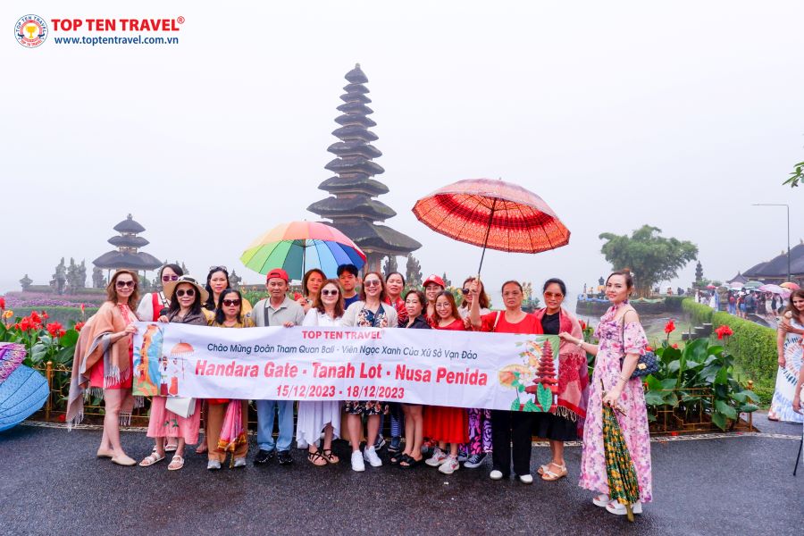 Đoàn khách Top Ten Travel tham quan và chụp ảnh check in trong tour du lịch Bali 
