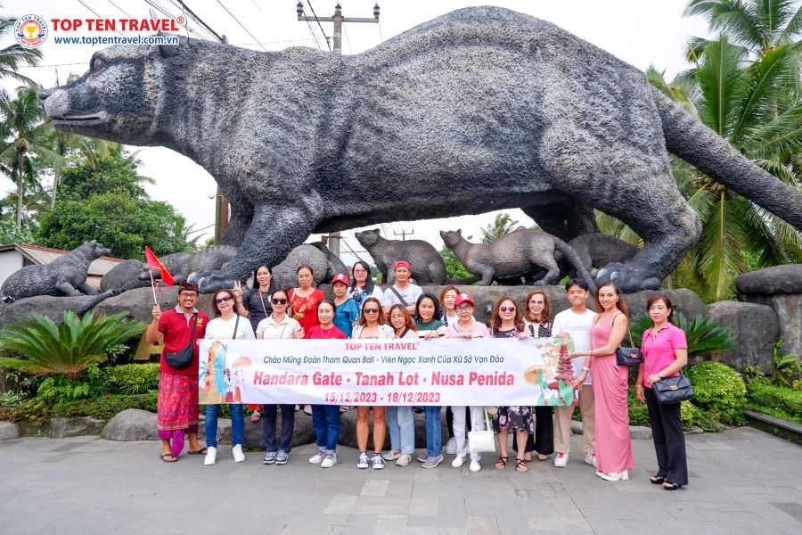 Đoàn khách Top Ten Travel tham quan và chụp ảnh check in trong tour du lịch Bali 
