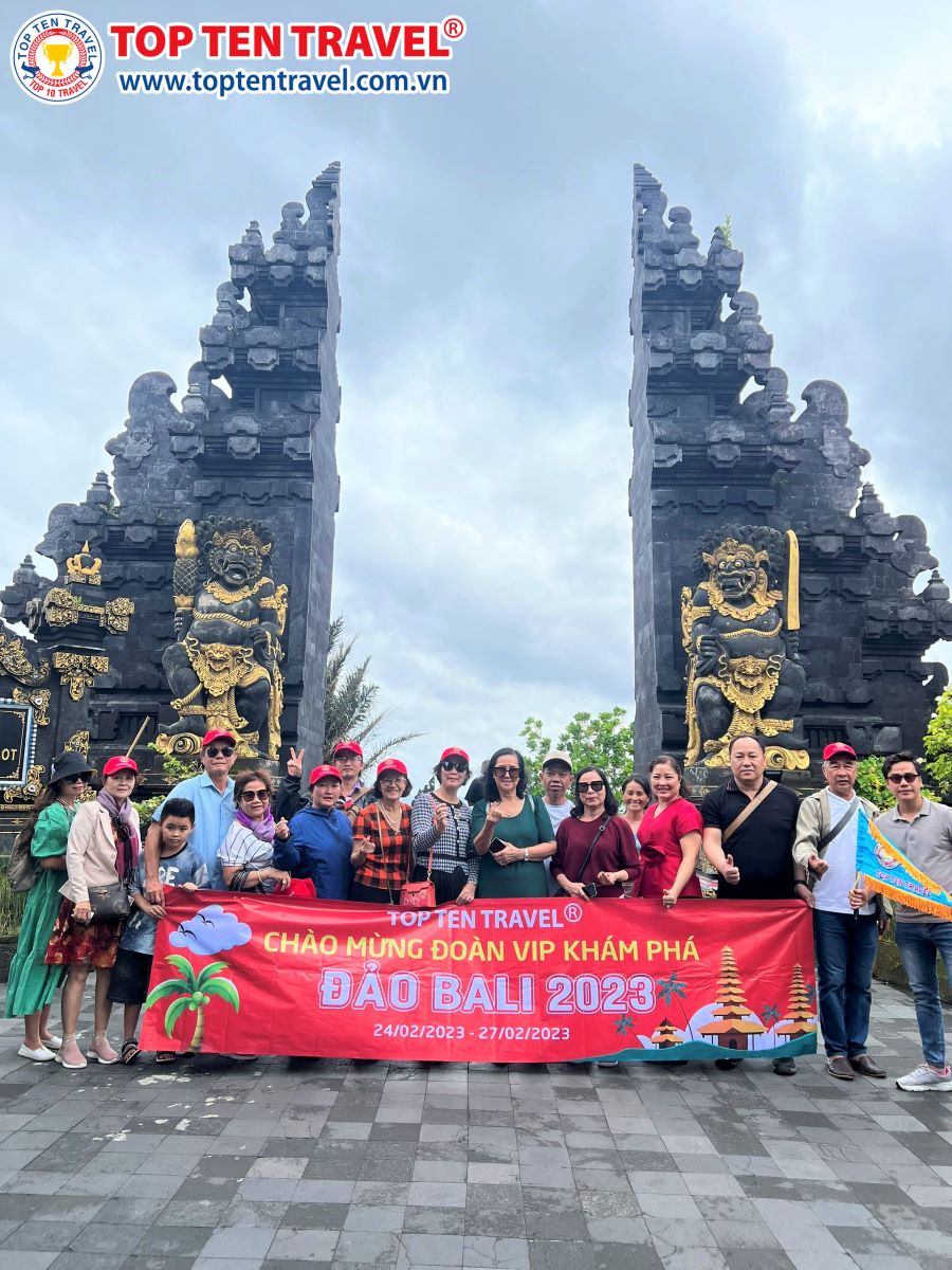 Cổng trời Bali thuộc ngôi đền thiêng Pura Lempuyang Luhur