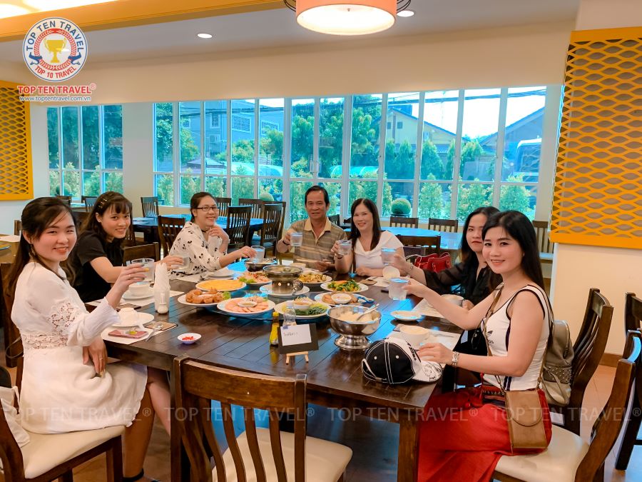 Đoàn khách tham quan và khám phá văn hóa Bali