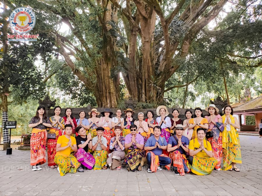 Đoàn khách mặc trang phục truyền thống của Bali