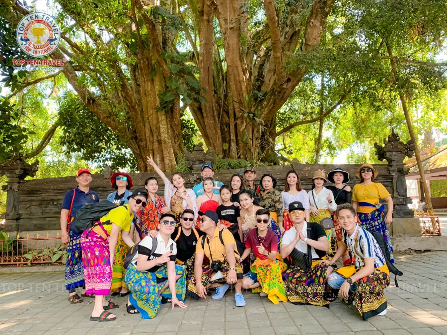 Du khách mặc trang phục truyền thống của Bali