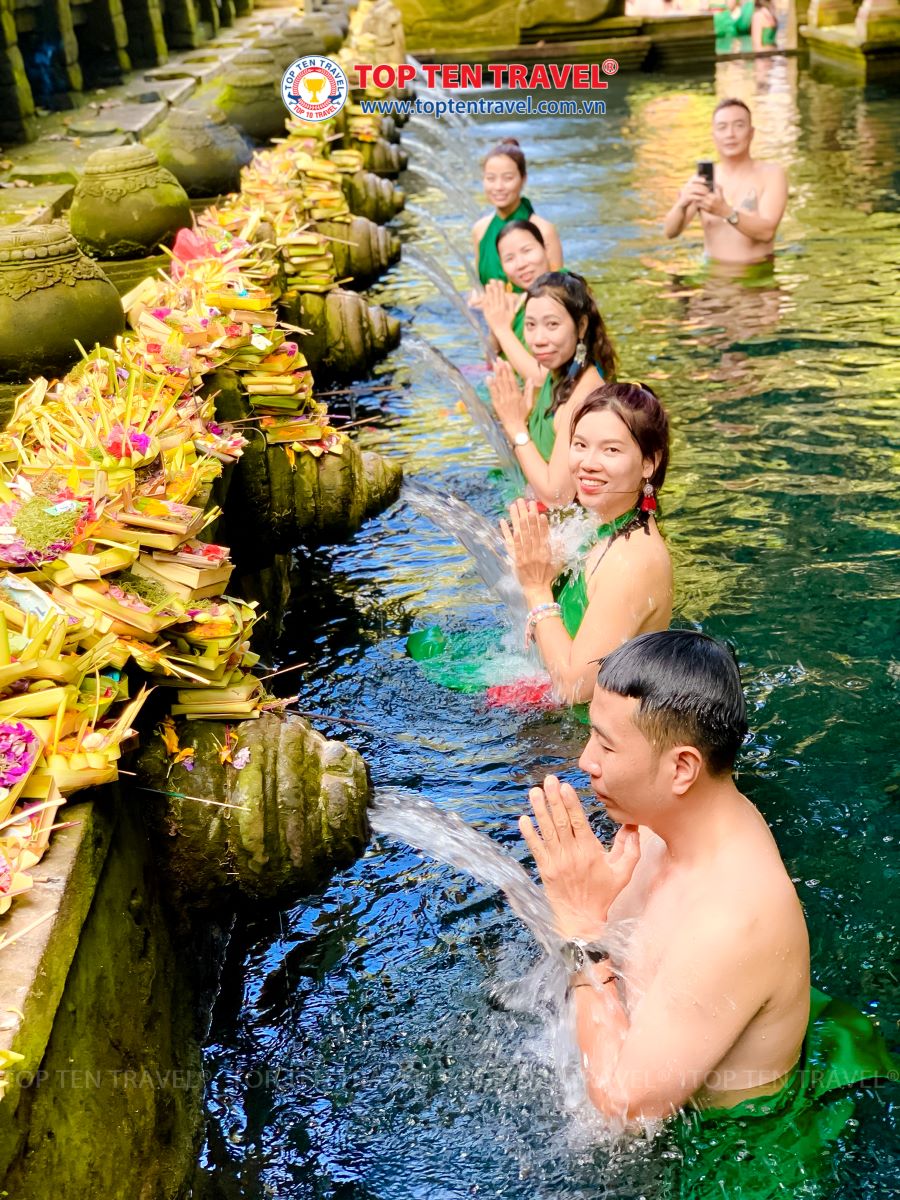 Đoàn khách nhà Top Ten Travel checkin cùng sống lưng khủng long