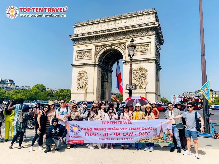 Đoàn khách Top Ten Travel tham quan và check-in trong tour Đức - Hà Lan - Bỉ - Pháp
