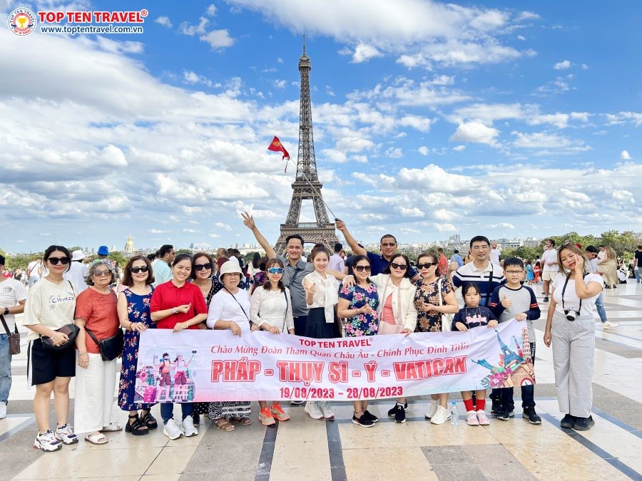 Hình ảnh khách nhà Top Ten Travel trong tour khám phá Pháp - Thụy Sĩ - Ý - Vatican