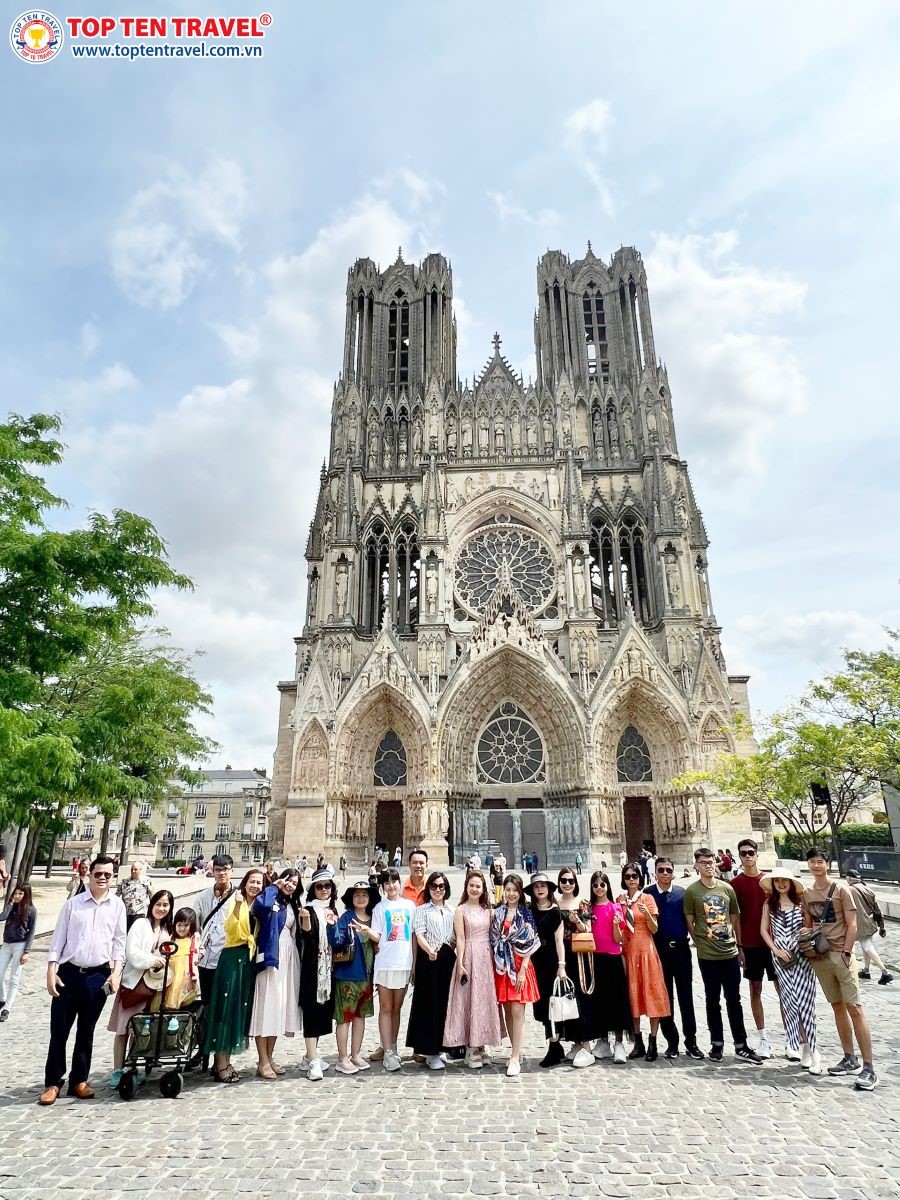 Khách nhà Top Ten Travel tham quan check in tại Nhà thờ lớn Notre-Dame de Reims