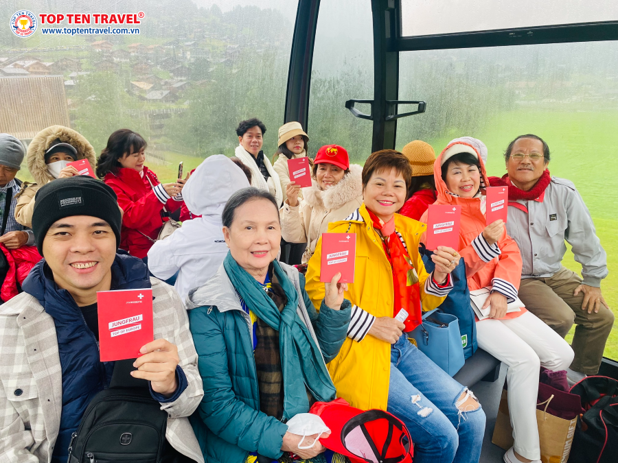Hành khách Top Ten Travel chinh phục đỉnh Titlis bằng lồng cáp treo Rotair xoay 360 độ