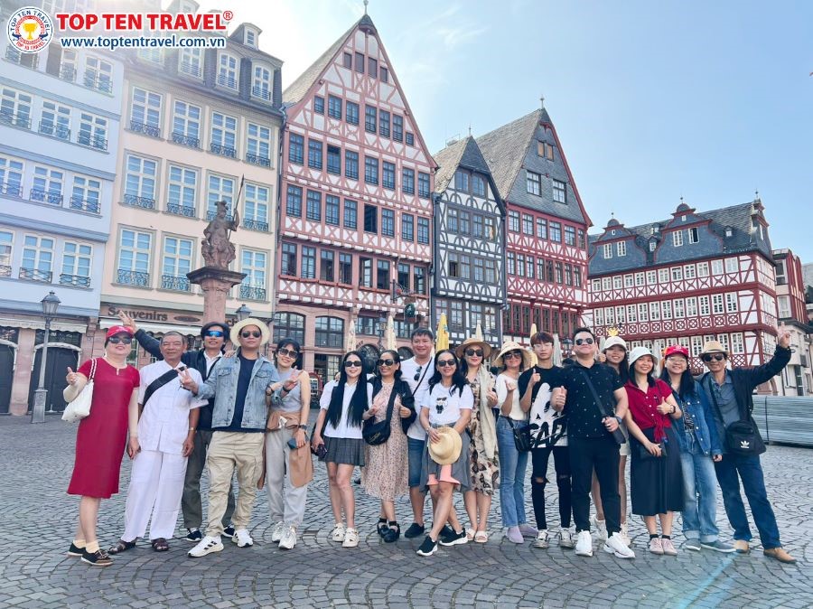 Đoàn khách Top Ten Travel tham quan và check-in tại Quảng trường Romerberg
