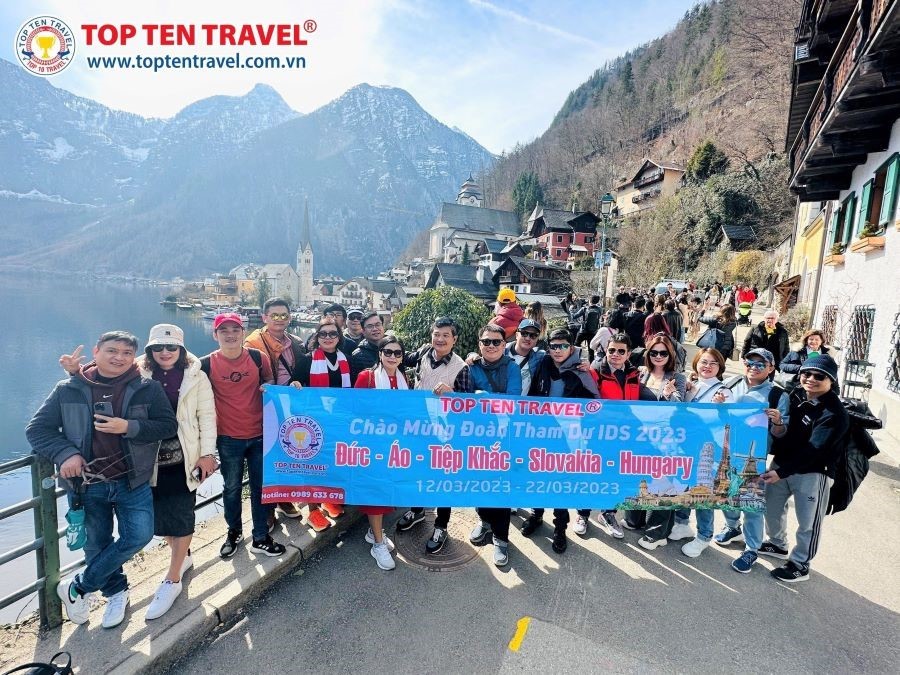 Đoàn khách Top Ten Travel tham quan Hallstatt trong tour Đông Âu