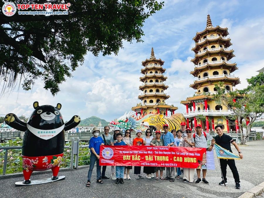 Đoàn khách checkin tại Ao Sen – Đầm Liên Trì - Tháp Long Hổ