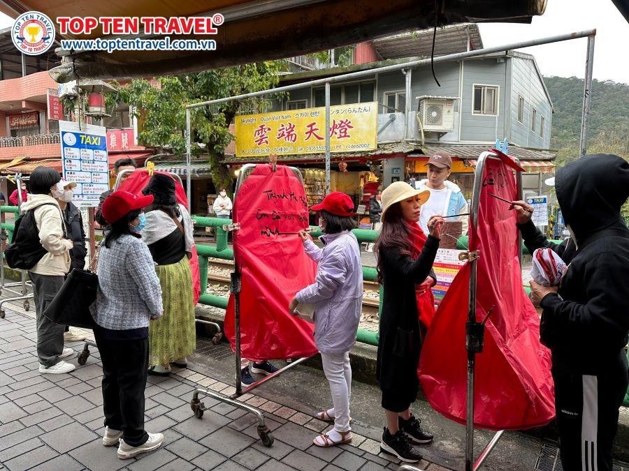 Du khách đang ghi lại những điều ước nguyện của mình