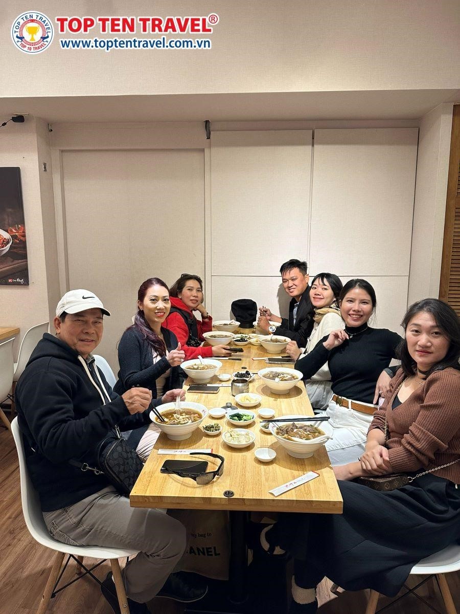 Đoàn khách Top Ten Travel tham quan du lịch Đài Loan