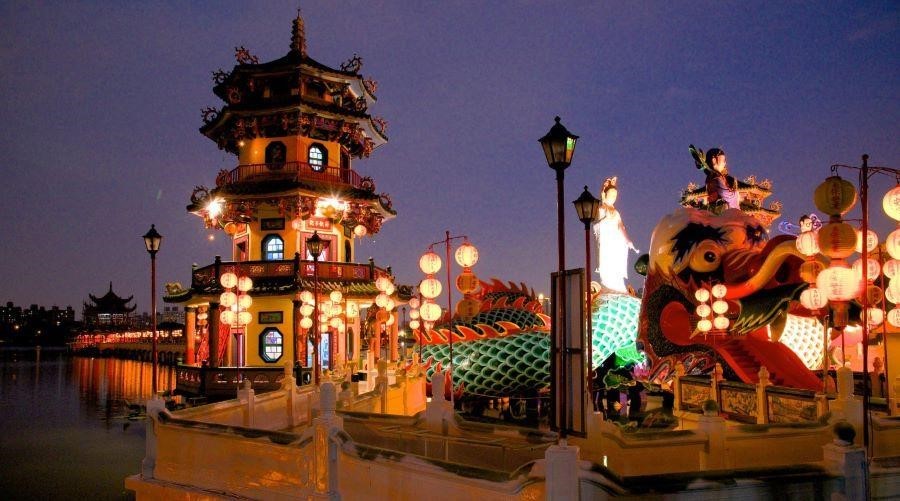 Đầm Liên Trì khi màn đêm buông xuống