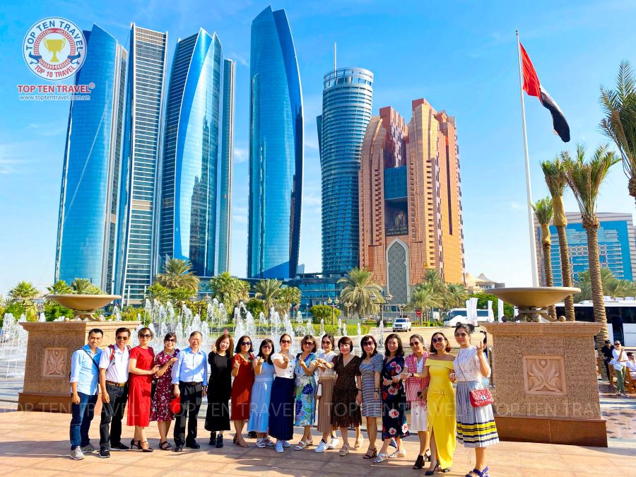 Đoàn khách nhà Top Ten Travel tham quan và chụp ảnh trong tour du lịch Dubai 