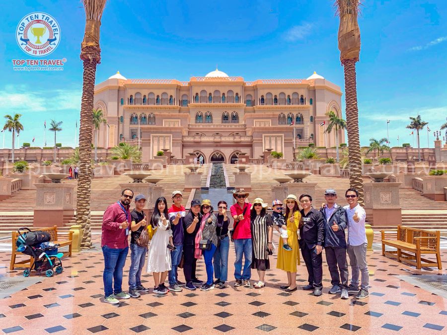 Đoàn khách nhà Top Ten Travel tham quan và chụp ảnh trong tour du lịch Dubai 