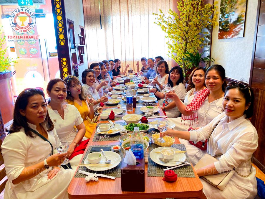 Đoàn khách nhà Top Ten Travel thưởng thức ẩm thực đặc sắc trong tour du lịch Dubai 