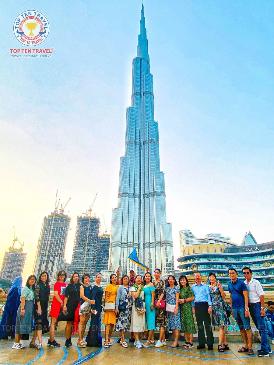 Đoàn khách nhà Top Ten Travel tham quan và chụp ảnh trong tour du lịch Dubai 