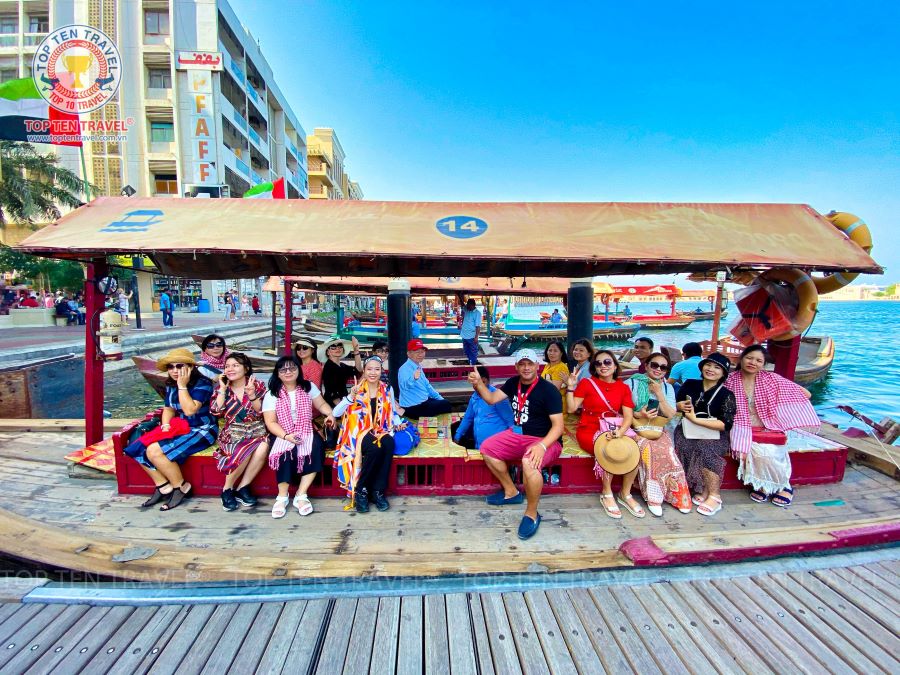 Đoàn khách nhà Top Ten Travel trải nghiệm mô hình Abra Water Taxi (Taxi nước) độc đáo