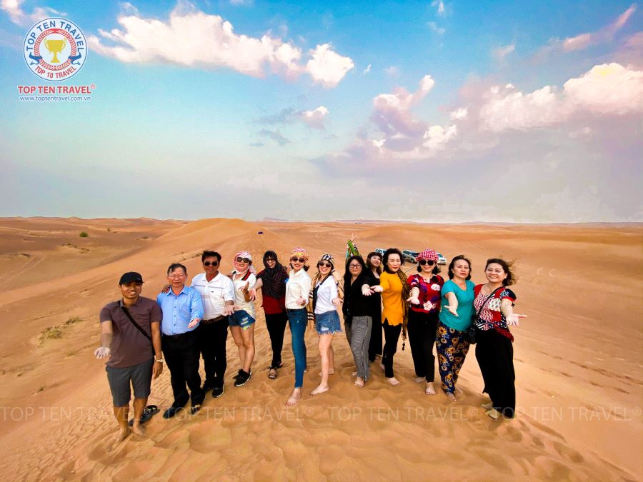 Đoàn khách nhà Top Ten Travel khám phá sa mạc rộng lớn đầy huyền bí trong tour du lịch Dubai 