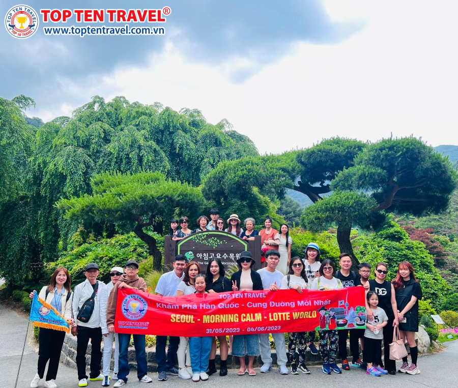 Đoàn khách tham gia tour du lịch Hàn Quốc cùng Top Ten Travel