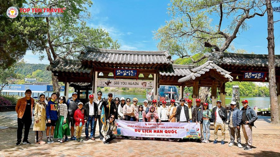 Đoàn khách Top Ten Travel tham quan và khám phá Hàn Quốc