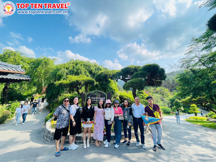 Đoàn khách Top Ten Travel tham quan du lịch Hàn Quốc