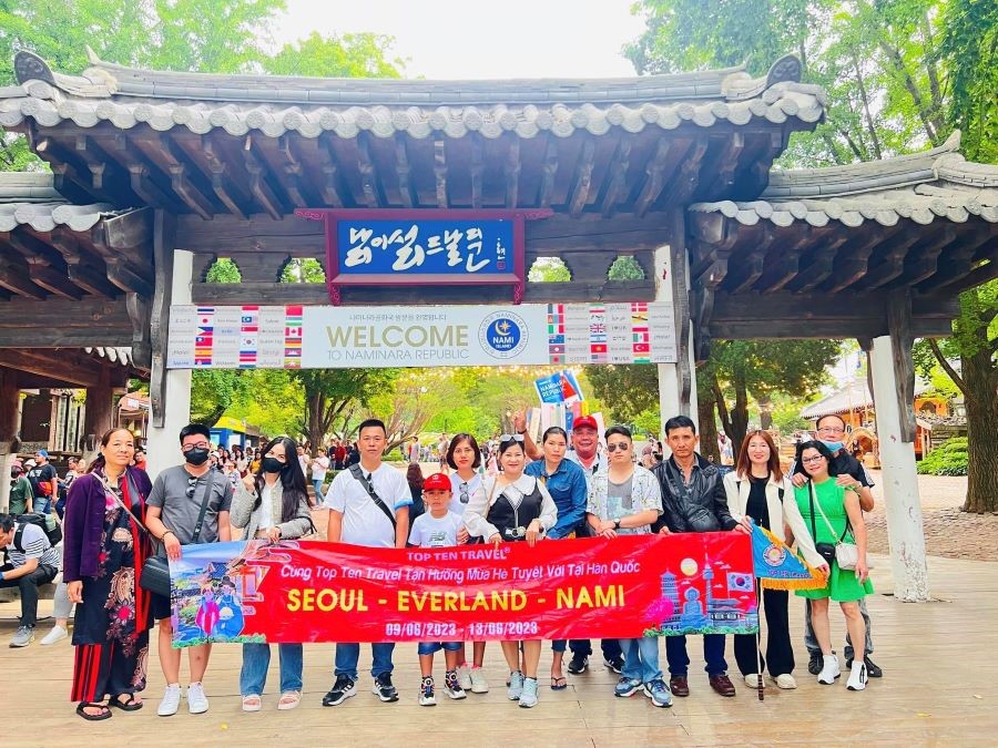 Đoàn khách tham quan và khám phá Hàn Quốc