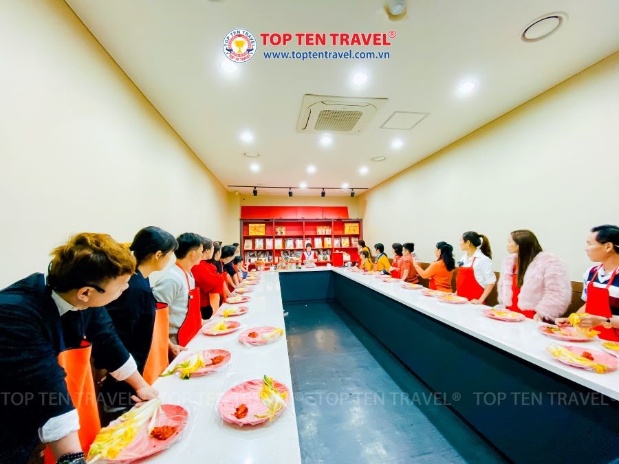 Đoàn khách Top Ten học làm kim chi Hàn Quốc