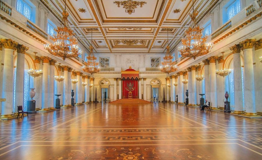 Khung cảnh rực rỡ bên trong cung điện