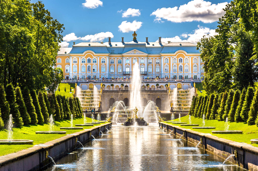 Cung điện Mùa Hè Peterhof tựa như một viên ngọc lộng lẫy