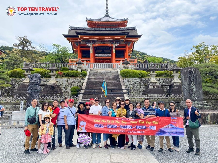 Khách nhà Top Ten tham quan và check-in trong tour du lịch Nhật Bản