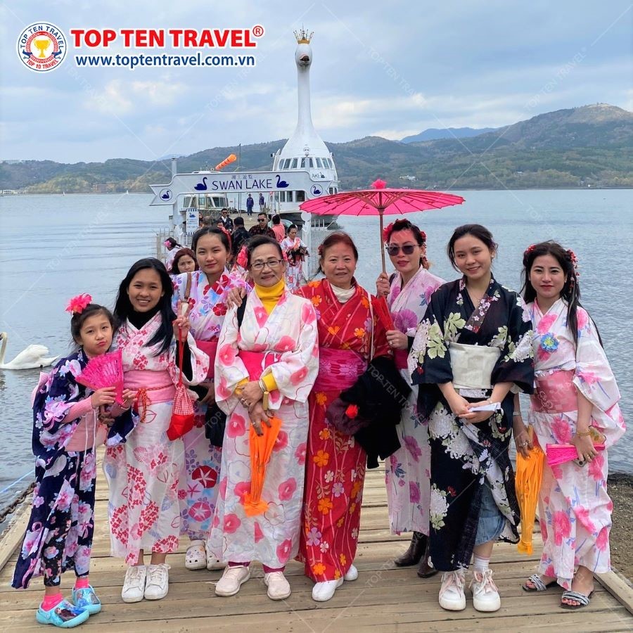 Khách nhà Top Ten mặc Yukata thả dáng bên hồ Yamanaka bình yên