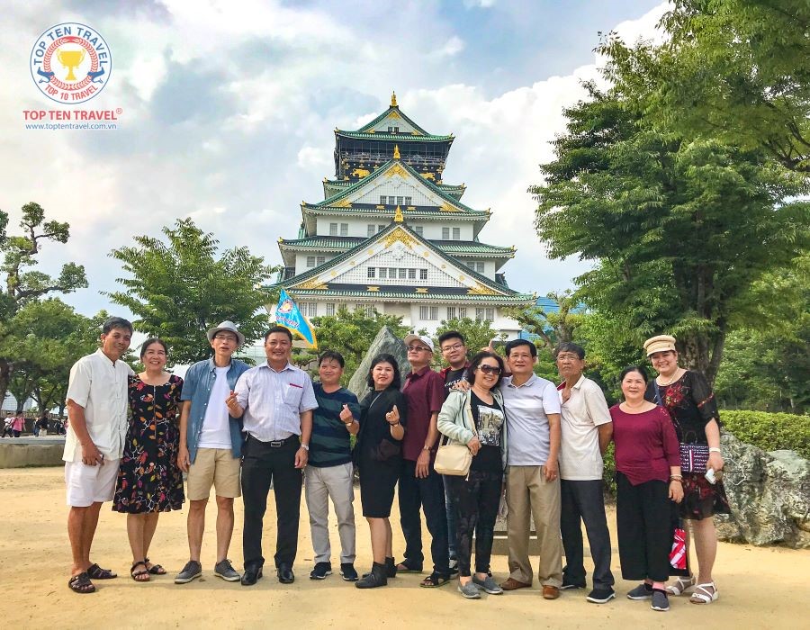 Khách nhà Top Ten tham quan và check-in tại Thành Osaka