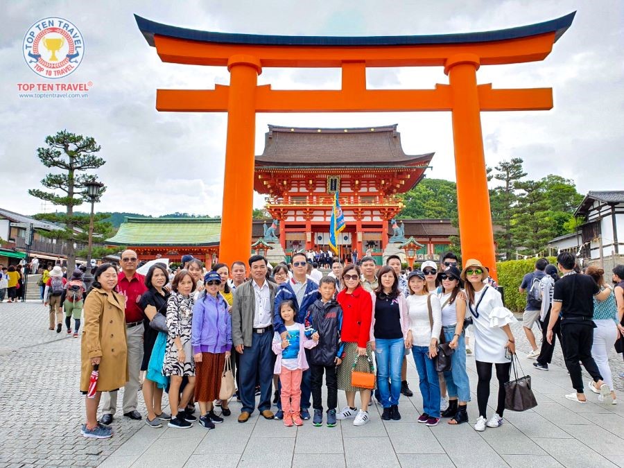 Khách nhà Top Ten tham quan và check-in tại Đền thờ Fushimi-Inari nổi tiếng
