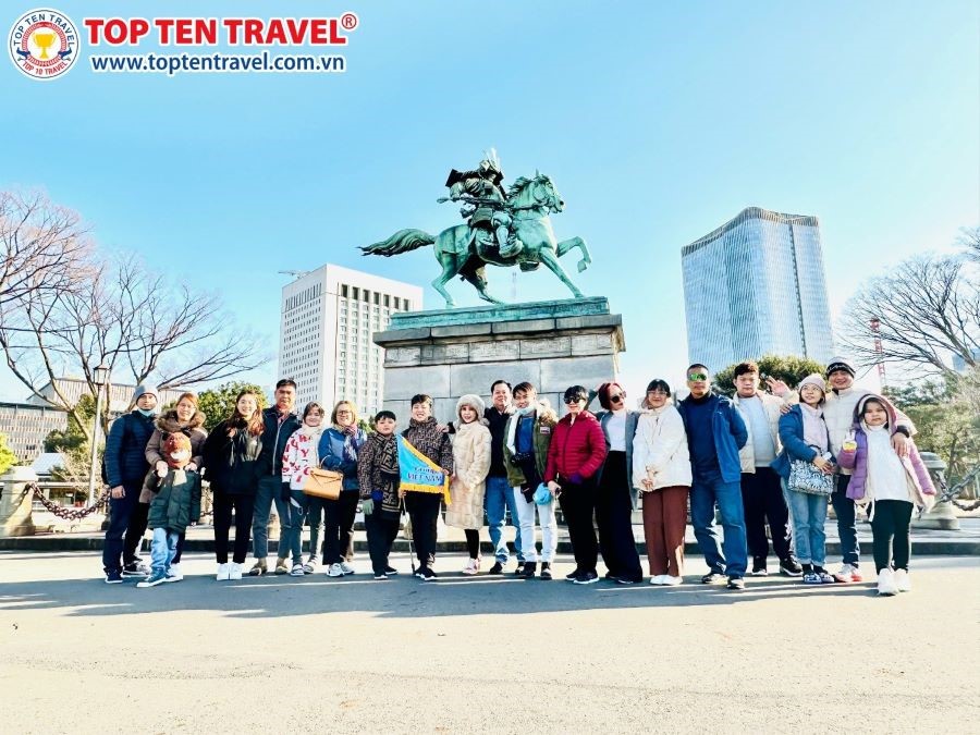 Đoàn khách trải nghiệm chương trình tour Nhật Bản trọn gói giá tốt tại Top Ten