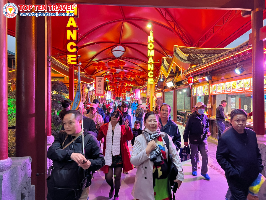 Đoàn khách Top Ten Travel tham quan show thiên cổ tình nổi tiếng