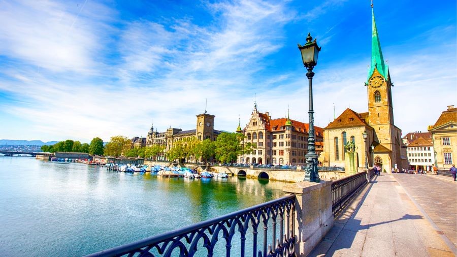 Nhà thờ Fraumunster nằm ở phía đối diện sông với nhà thờ Grossmunster