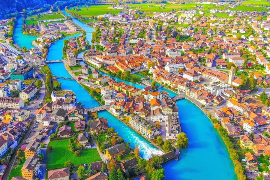 Thị trấn Interlaken được bao quanh bởi những hồ nước đẹp đến nao lòng