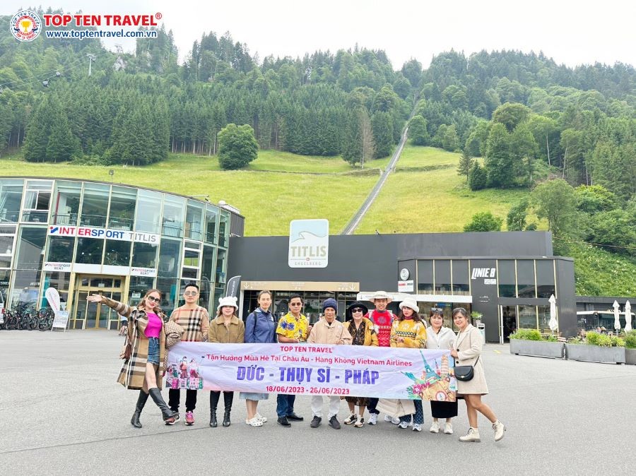 Khách yêu nhà Top Ten Travel chụp ảnh check-in tại Thụy Sĩ