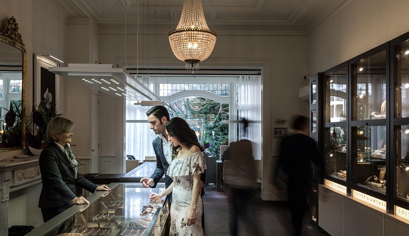 Du khách tham quan và khám phá tại Coaster Diamond