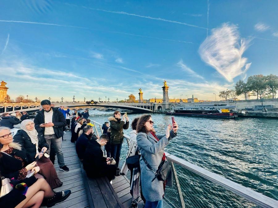 Du khách tham gia chương trình ngắm cảnh bằng du thuyền trên sông Seine