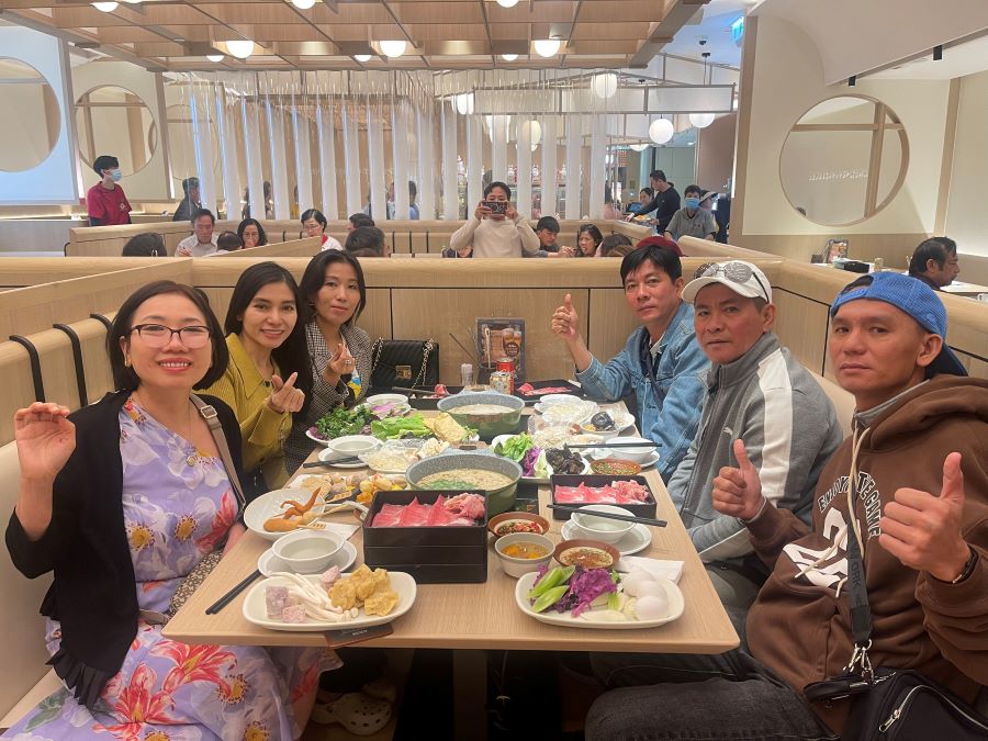 Đoàn khách Top Ten thưởng thức ẩm thực xứ Cảng Thơm hấp dẫn 