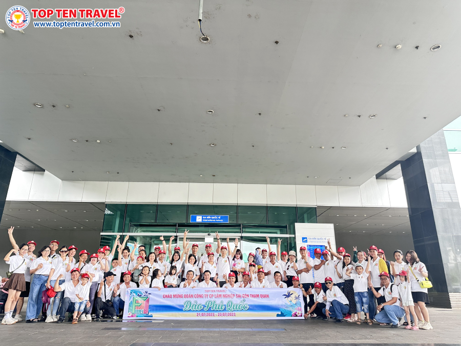 Đoàn khách nhà Top Ten Travel tham gia các hoạt động trên tour
