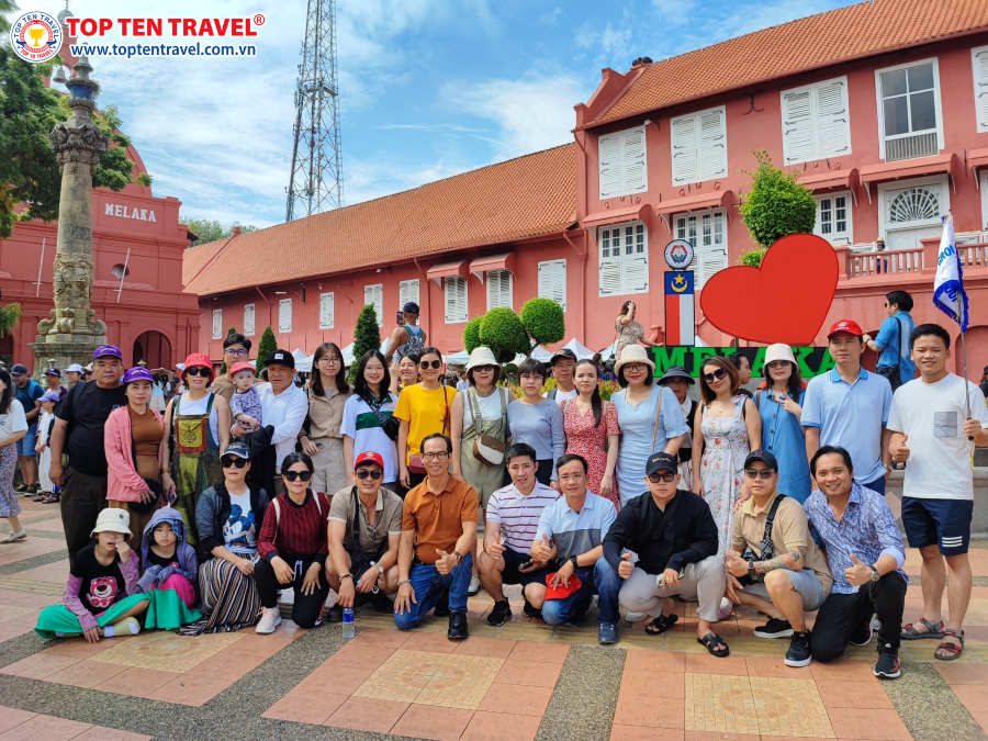 Đoàn khách tham gia tour du lịch Malaysia cùng Top Ten Travel
