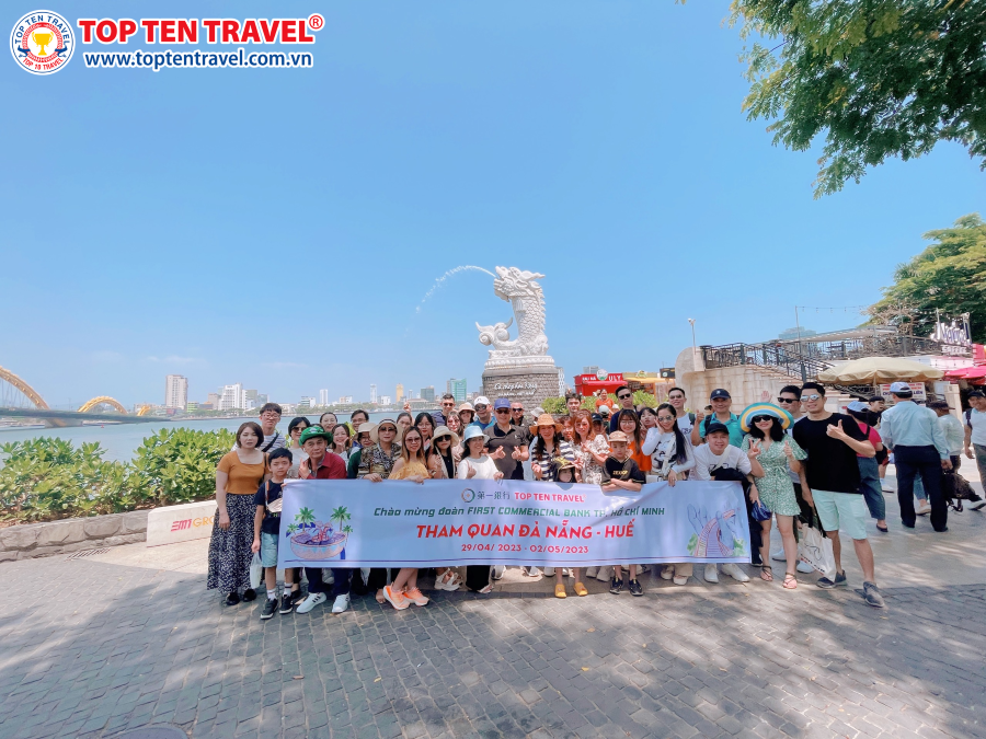 Đoàn khách nhà Top Ten Travel tham gia các hoạt động trên tour