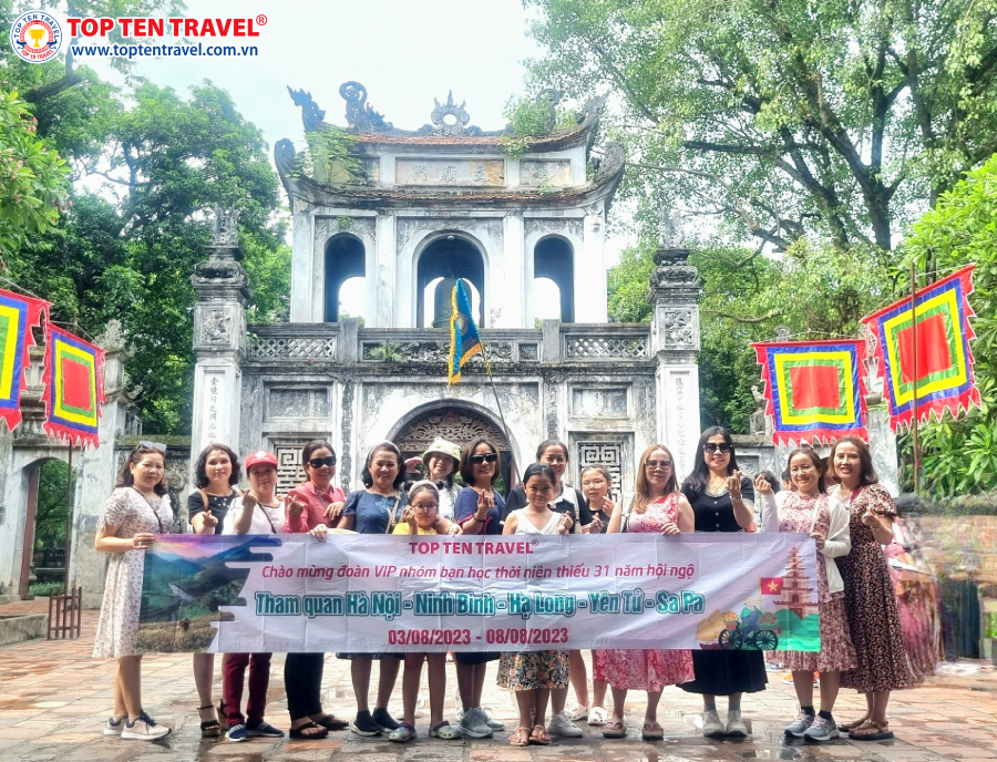 Đoàn khách nhà Top Ten Travel tham gia các hoạt động trên tour