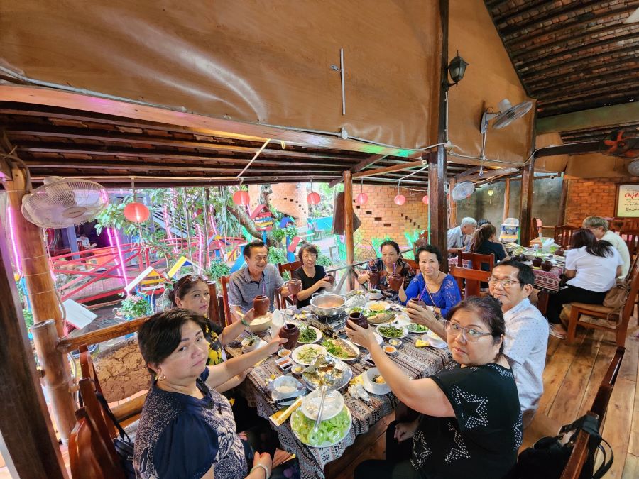 Thưởng thức ẩm thực là 1 hoạt động không thể bỏ lỡ khi tới với Đà Nẵng