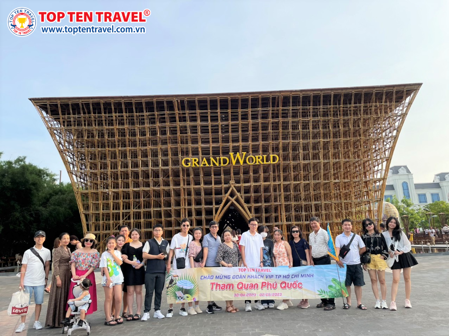 Đoàn khách nhà Top Ten Travel tham gia các hoạt động trên tour