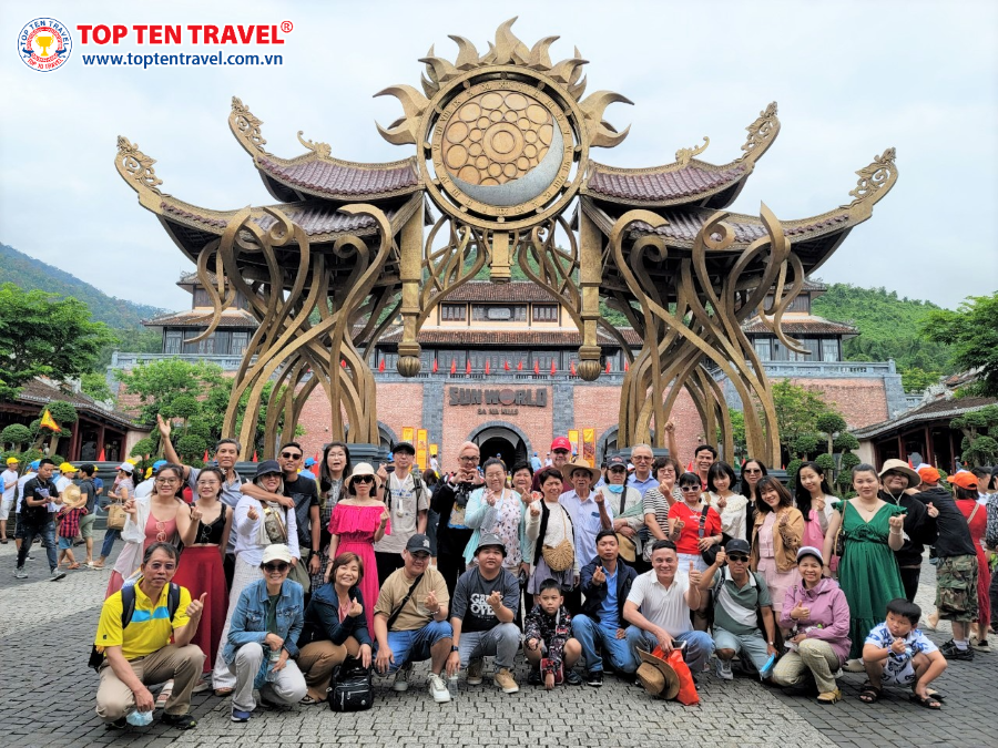 Đoàn khách nhà Top Ten Travel tham gia các hoạt động trên tour